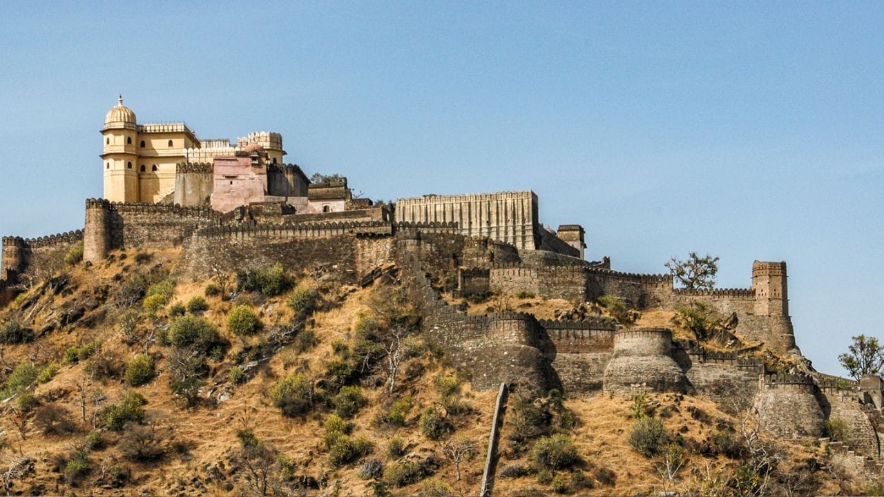 ઈ.સ. 1457માં ગુજરાતના શાસક અહમદ શાહ બીજાએ કુંભલગઢ કિલ્લા પર આક્રમણ કર્યું હતું, પરંતુ આ પ્રયત્ન નિષ્ફળ ગયો. માન્યતા મુજબ, કિલ્લાની રક્ષા ત્યાંની બાણમાતા દેવીએ કરી હતી, બાદમાં ઈ.સ. 1458–59 અને 1467માં મહમૂદ ખલજી દ્વારા પણ કિલ્લો જીતવાનો પ્રયાસ થયો, પરંતુ તે પણ સફળ રહ્યા નહોતા. પછી ઈ.સ. 1577માં અકબરના સેનાપતિ શાહબાઝ ખાને આ ગઢ પર હુમલો કર્યો. છ મહિનાની ઘેરાબંધી પછી, એપ્રિલ 1578માં મુગલ સેનાએ કિલ્લો કબજે કર્યો. તેમ છતાં, ઈ.સ. 1583માં મહારાણા પ્રતાપે ફરીથી આ કિલ્લાને પોતાના કાબૂમાં લીધો. આગળ જઈને 1818માં, સંન્યાસીઓની એક સશસ્ત્ર ટુકડીએ અહીં સુરક્ષાની દ્રષ્ટિએ ચોકી સ્થાપી, પરંતુ બાદમાં જેમ્સ ટોડ દ્વારા તેની પુષ્ટિ કરવામાં આવી. (Credits: - Wikipedia)