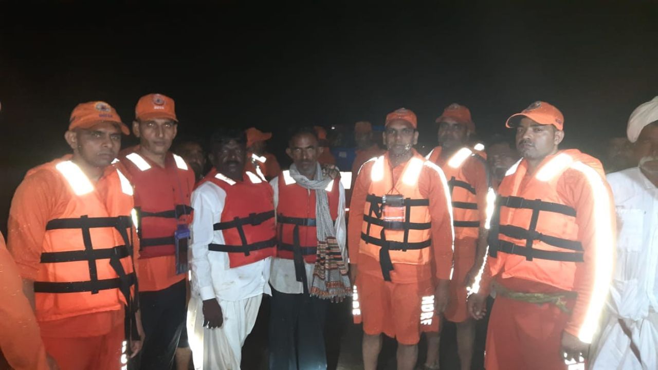 Kutch Rain : ભચાઉમાં ખેતરમાં ફસાયેલા 3 વ્યક્તિનું કરાયું રેસ્ક્યૂ , જુઓ Video