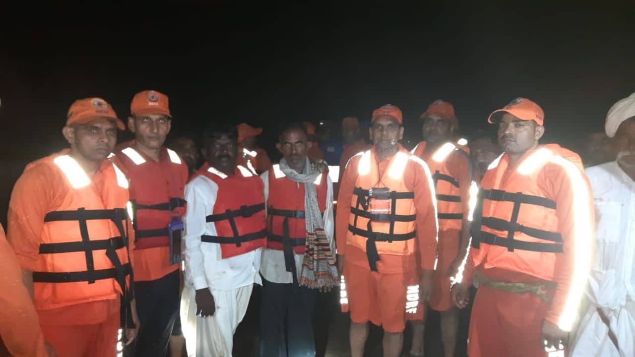 Kutch Rain : ભચાઉમાં ખેતરમાં ફસાયેલા 3 વ્યક્તિનું કરાયું રેસ્ક્યૂ , જુઓ Video