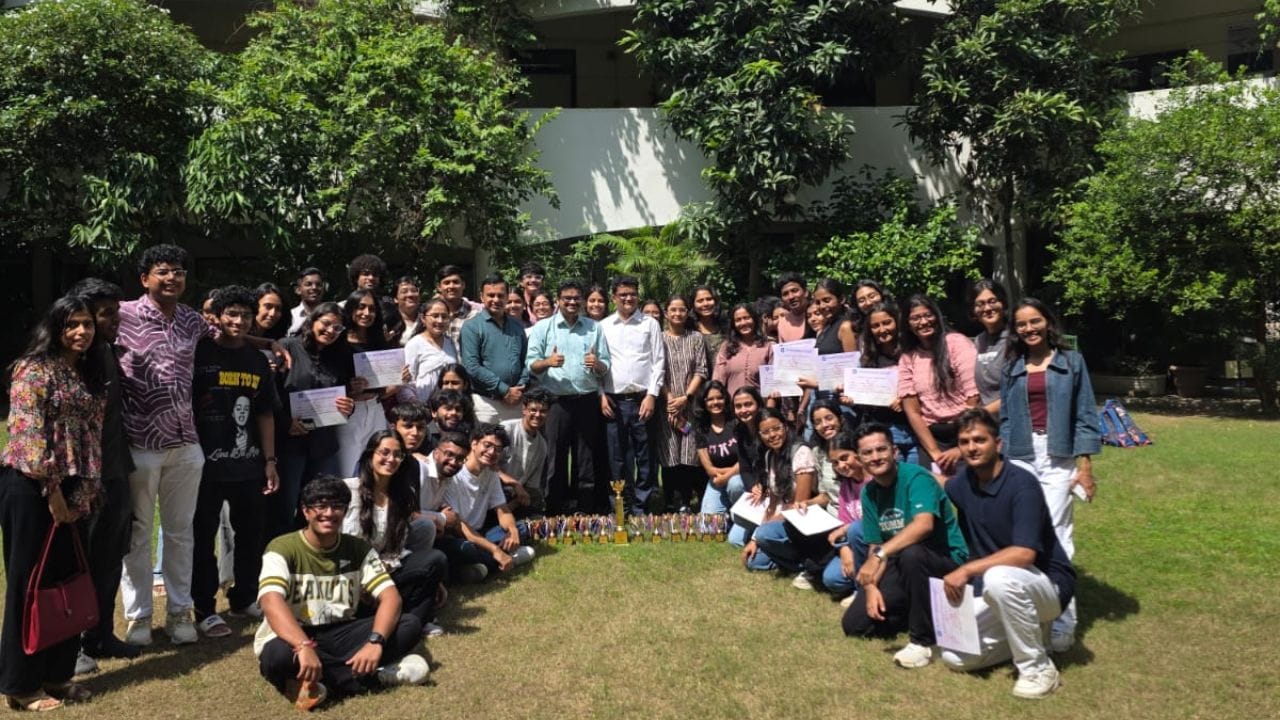 અહીં અભ્યાસ કરતા પ્રતિભાશાળી અને પરિશ્રમી વિદ્યાર્થીઓને માત્ર શૈક્ષણિક ક્ષેત્રમાં જ નહીં, પરંતુ સર્વાંગી વિકાસ તરફ પણ માર્ગદર્શન આપવામાં આવે છે. સર્જનાત્મકતા, નેતૃત્વ અને સર્વાંગી વૃદ્ધિ પર આપેલ ભાર આ સિદ્ધિમાં સ્પષ્ટપણે ઝળકે છે, જે સંસ્થાના દૃષ્ટિકોણનું જીવંત પ્રતિબિંબ છે.