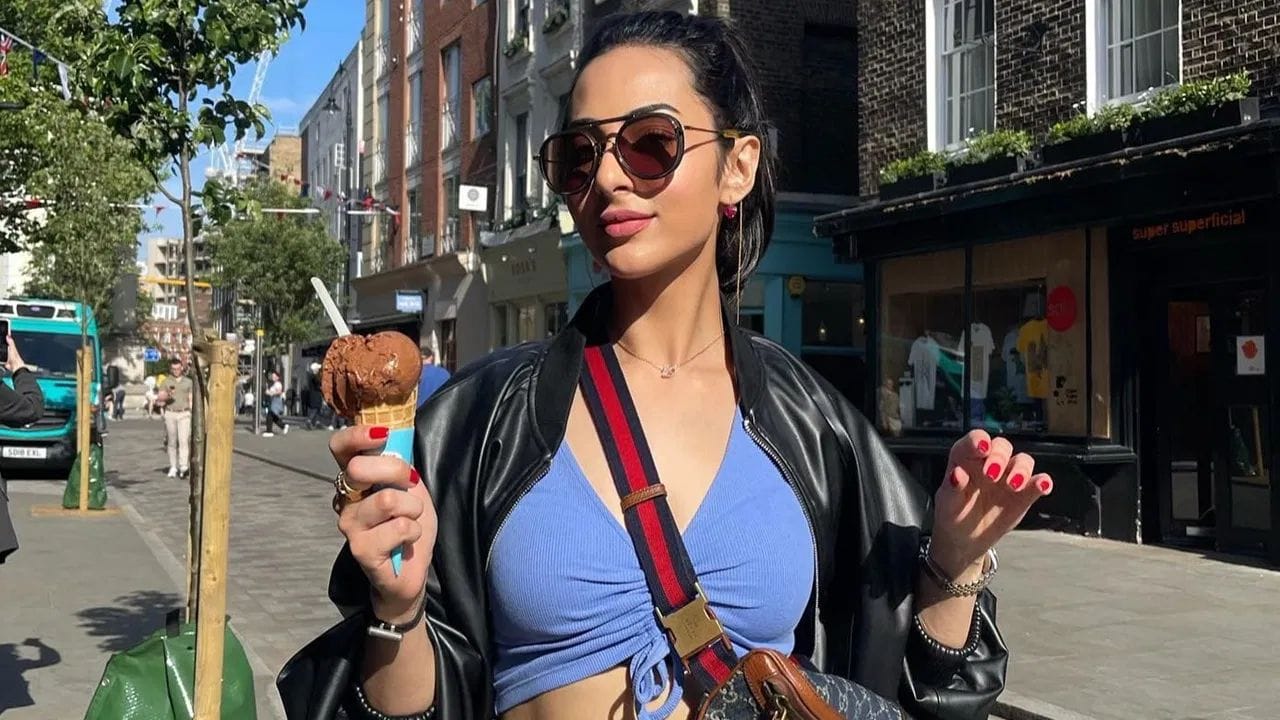 ટીમ ઈન્ડિયાનો ઓપનર અભિષેક શર્મા 25 વર્ષનો થઈ ગયો છે. આ ખેલાડી વિશ્વનો નંબર-1 T20 બેટ્સમેન છે. તેની બેટિંગ આખી દુનિયામાં ફેમસ છે અને તેના કરોડો ચાહકો છે. આ ચાહકોમાંથી એક છે લૈલા ફૈઝલ, જે અભિષેક શર્માની રૂમર્ડ ગર્લફ્રેન્ડ છે.