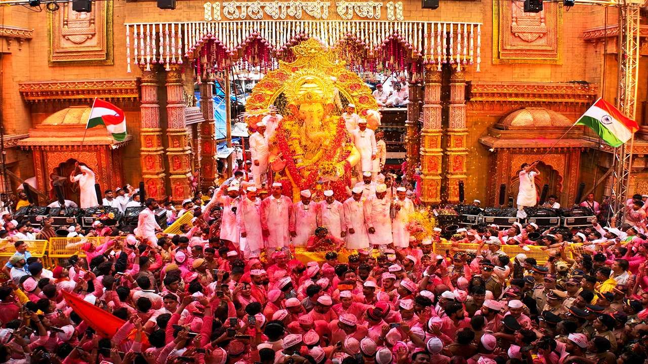  વિસર્જનની પરંપરા અનુસાર, લાલબાગચા રાજાને પંડાલમાંથી બહાર કાઢવામાં આવે તે પહેલાં, તેની બાજૂના મંડપના ગણેશ, જેને ગણેશ ગલીના ગણપતિ કહેવામાં આવે છે, તે પહેલા બહાર આવે છે. એવું માનવામાં આવે છે કે, ગણેશ ગલીના ગણપતિએ લાલબાગચા રાજાના માછીમારોની એક ઇચ્છા પૂર્ણ કરી હતી અને આ પછી લાલબાગચા રાજાનો ગણેશ ઉત્સવ શરૂ થયો. તેથી, આ બંને પંડાલો વચ્ચે એક ખાસ સંબંધ છે.
