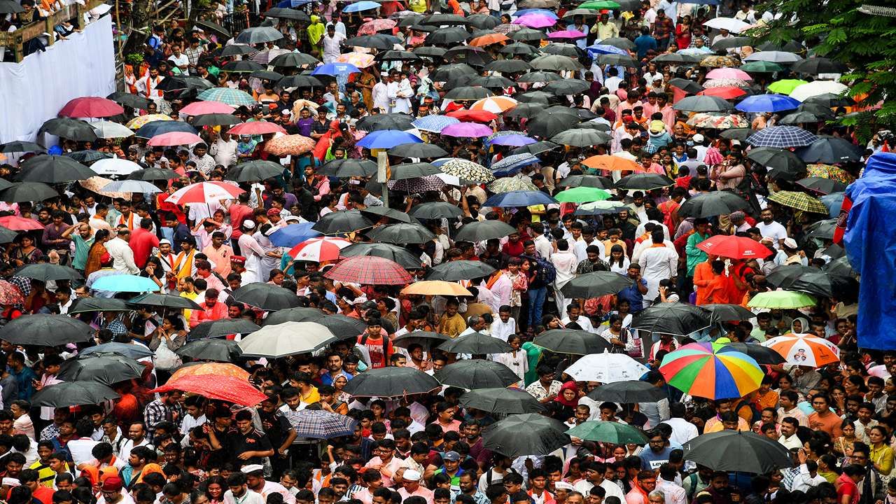 લાલબાગચા રાજા સાથે સંબંધિત એક રસપ્રદ પરંપરા એ છે કે, તેમનું અને તેમના ભક્તોનું વિસર્જન માર્ગ ઉપર બે જગ્યાએ મુસ્લિમ સમુદાય દ્વારા સ્વાગત પણ કરવામાં આવે છે. જ્યારે લાલબાગચા રાજા ભાયખલા સ્ટેશન નજીક હિન્દુસ્તાની મસ્જિદ પાસે પહોંચે છે ત્યારે મુસ્લિમ સમુદાય દ્વારા મીઠાઈ વહેંચવામાં આવે છે. આ પછી, જ્યારે લાલબાગચા રાજાની સવારી મુસ્લિમ બહુમતી ધરાવતા દો ટાંકી વિસ્તારમાં પહોંચે છે, ત્યારે મુસ્લિમ સમુદાય ગણેશ ભક્તોને શાહી શરબત પીરસે છે.