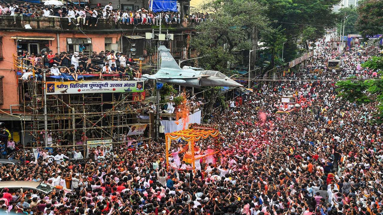 જ્યારે લાલબાગના રાજા હિન્દુસ્તાની મસ્જિદથી આગળ વિસર્જન માર્ગ પર વધે છે, ત્યારે બીજી એક અનોખી પરંપરા પણ જોવા મળે છે. જ્યારે લાલબાગચા રાજાની શોભાયાત્રા મુંબઈ ફાયર બ્રિગેડના મુખ્યાલયની સામેથી પસાર થાય છે, ત્યારે ત્યાં ઉભેલા તમામ ફાયર એન્જિનની સાયરન વાગવા લાગે છે અને લાલબાગચા રાજાને સલામી આપવા માટે ફાયર ફાઈટરની લાઇટ પ્રગટાવવામાં આવે છે. લાલબાગના રાજાની શોભાયાત્રા મુંબઈ ફાયર બ્રિગેડના મુખ્યાલયની સામેથી જ્યા સુધી પસાર ના થાય ત્યાં સુધી આ સાયરન વગાડવામાં આવે છે અને ફાયર ફાઈટરના વાહનોની લાઇટ ચાલુ રહે છે.