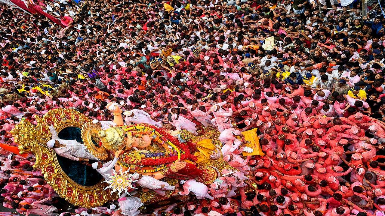 લાલબાગચા રાજાની શોભાયાત્રા જૂના મુંબઈના રસ્તાઓમાંથી પસાર થતી થતી, આખી રાત ધીમી ગતિએ આગળ વધે છે. સવારે 6 વાગ્યે ગિરગાંવ ચોપાટી ખાતે પહોંચ્યા પછી, ત્યાં કોળી સમુદાયના લોકો તેમની બોટ પર રંગબેરંગી ધ્વજ લગાવીને લાલબાગચા રાજાને ભવ્ય સલામી આપે છે. આ પછી, લાગબાગચા રાજાની મૂર્તિને ઊંડા પાણીમાં લઈ જવામાં આવે છે અને વિસર્જન કરવામાં આવે છે.