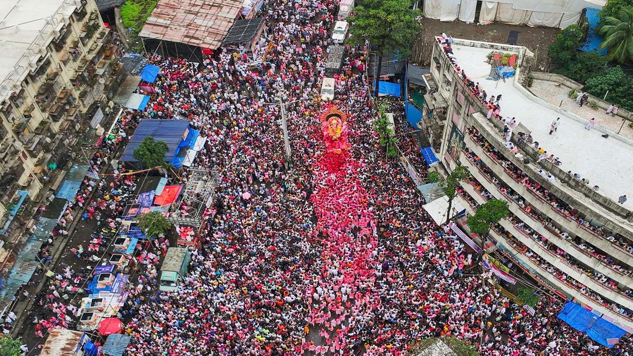 વિશાળ પંડાલમાંથી બહાર આવ્યા પછી, લાલબાગચા રાજા  ત્રણથી ચાર કલાક સુધી એના એ જ વિસ્તારમાં ફરતા રહે છે. આ પછી, તેઓ ભાયખલા થઈને ગિરગાંવ ચોપાટી તરફ આગળ વધે છે. ગણેશ ભક્તો આખી રાત વિવિધ સ્થળોએ લાલબાગચા રાજાના આગમનની રાહ જુએ છે. ઘણી જગ્યાએ, લાલબાગના રાજાનું ફૂલોની મોટી માળાથી સ્વાગત કરવામાં આવે છે.
