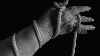 એન્જિનિયર અતુલ સુભાષે આત્મહત્યા કરી હતી. આત્મહત્યા કરતા પહેલા, તેણે એક લાંબો વિડીયો રેકોર્ડ કર્યો જેમાં તેણે તેની આત્મહત્યા માટે તેની પત્ની નિકિતા સિંઘાનિયા અને તેના પરિવારને જવાબદાર ઠેરવ્યા. અતુલનો આરોપ એ છે કે તેની પત્ની અને તેના પરિવારે મહિલાઓના ઉત્પીડનને રોકવા માટે બનાવેલા કાયદાનો દુરુપયોગ કર્યો છે.