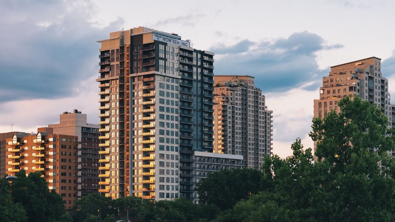 आज हम 1963 के किरायेदारी अधिनियम के बारे में जानेंगे, जिसके तहत किरायेदार मकान मालिक की संपत्ति पर कब्जा कर सकता है।