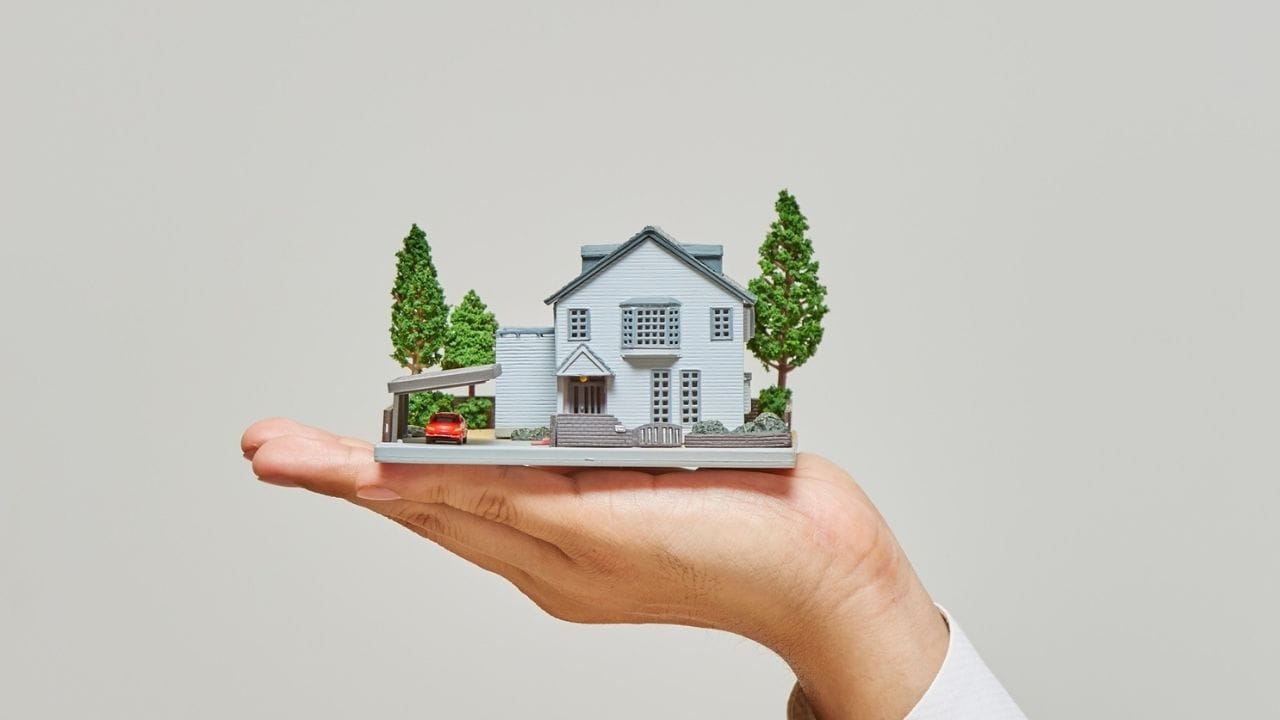 सीमा अधिनियम 1963 के तहत, यदि किसी संपत्ति का मालिक 12 वर्षों तक अपने स्वामित्व का दावा करने में विफल रहता है, तो किरायेदार संभावित रूप से संपत्ति के स्वामित्व का दावा कर सकता है, बशर्ते किरायेदार इन 12 वर्षों तक संपत्ति पर कब्जा बनाए रखे।