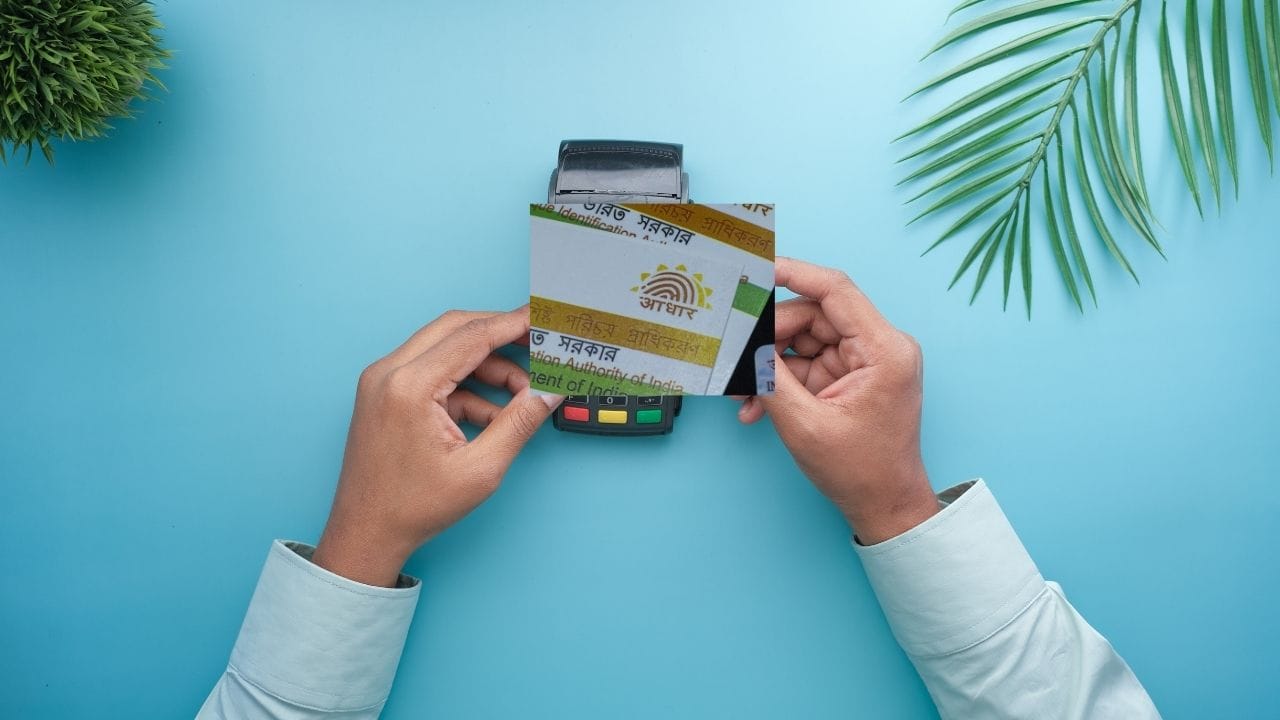 UIDAIએ "Authentication History" નામની સુવિધા આફી રહ્યું છે. જેનાથી તમે જાણી શકો છો કો, તમારા આધારકાર્ડનો ઉપયોગ ક્યાં અને કોન ક્યાં પ્રકારથી કરી રહ્યું છે. તમે ઑથેન્ટિકેશન હિસ્ટ્રી જોઈ શકો છો.