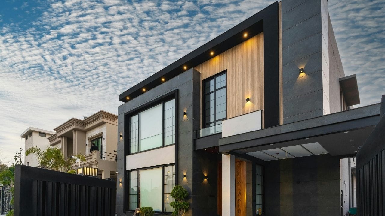 भारत में प्रतिकूल कब्ज़ा कानून क्या है? अगर कोई संपत्ति मालिक 12 साल की अवधि के भीतर किरायेदार को बेदखल करने के लिए कदम नहीं उठाता है, तो उसे अपने मालिकाना हक खोने का खतरा होता है। लगातार कब्ज़ा ज़रूरी है, और ज़रूरी अवधि स्वामित्व के प्रकार के आधार पर अलग-अलग हो सकती है।