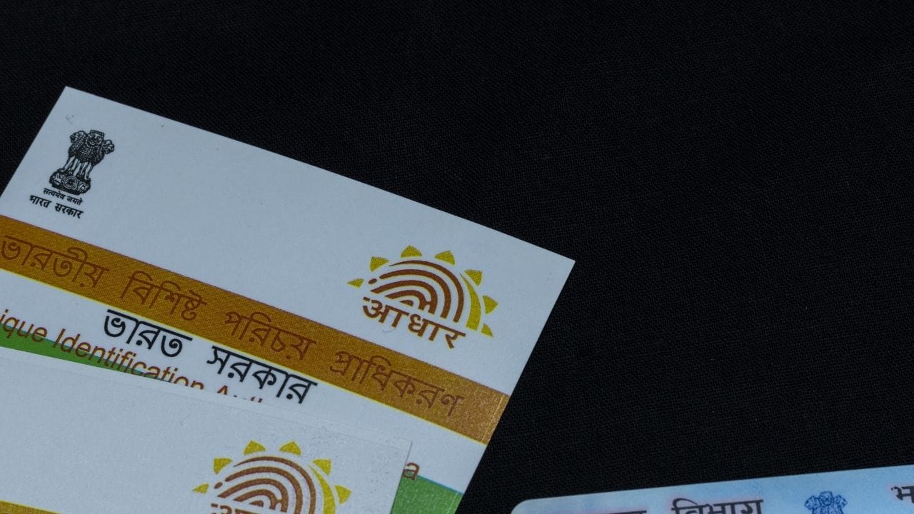 તમે અહી 6 મહિનાની હિસ્ટ્રી જોઈ શકો છો. તેમજ તમારા દરેક ટ્રાન્જેક્શનની તારીખ સમય, અને કઈ એજન્સીએ તમારા આધારકાર્ડનો ઉપયોગ કર્યો છે. આ બધી વસ્તુઓ તમને અહી જોવા મળશે. જો કોઈ અજાણતા કે, શંકાસ્પદ પ્રવૃત્તિ દેખાય, તો તાત્કાલિક સતર્ક રહો. UIDAIની વેબસાઈટ પર ફરિયાદ કરી શકો છો.