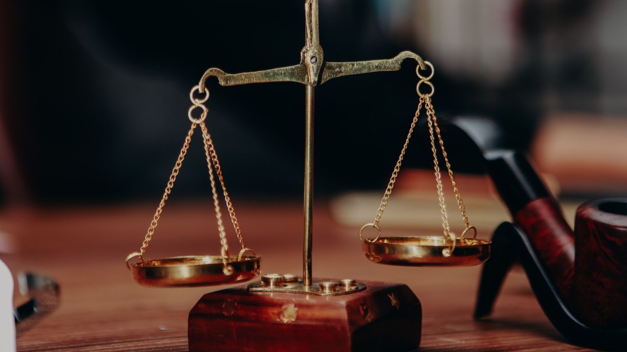 (Disclaimer: જો તમારી પાસે કોઈ ચોક્કસ કેસ હોય તો કાનૂની નિષ્ણાત (વકીલ) ની સલાહ લેવી સલાહભર્યું છે. અહીં આપેલી માહિતી ફક્ત કોર્ટના નિર્ણયો અને કલમોને આધારે આપવામાં આવી છે. તમારે કોઈ કેસ માટે જાણવું હોય તો યોગ્ય વકીલની સલાહ લઈ શકો છો.)(All Image canva)