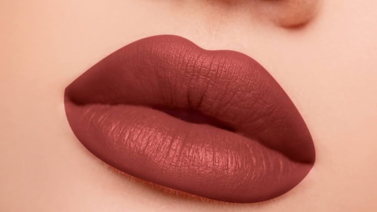 બ્રિક રેડ જેવા ડાર્ક કલર મીડિયમ ટુ ડાર્ક ઈન્ડિયન સ્કિન ટોન પર ખુબ સુંદર લાગે છે. ડાર્ક કામ્પલેક્સની સાથે આ કલર ખુબ જ ખીલી આવે છે. આ પ્રકારના કલર્સના લિપ શેડ્સને તમારા મેકઅપ બોક્સમાં સામેલ કરી તમે દરરોજ નવો લુક ક્રિએટ કરી શકો છો.