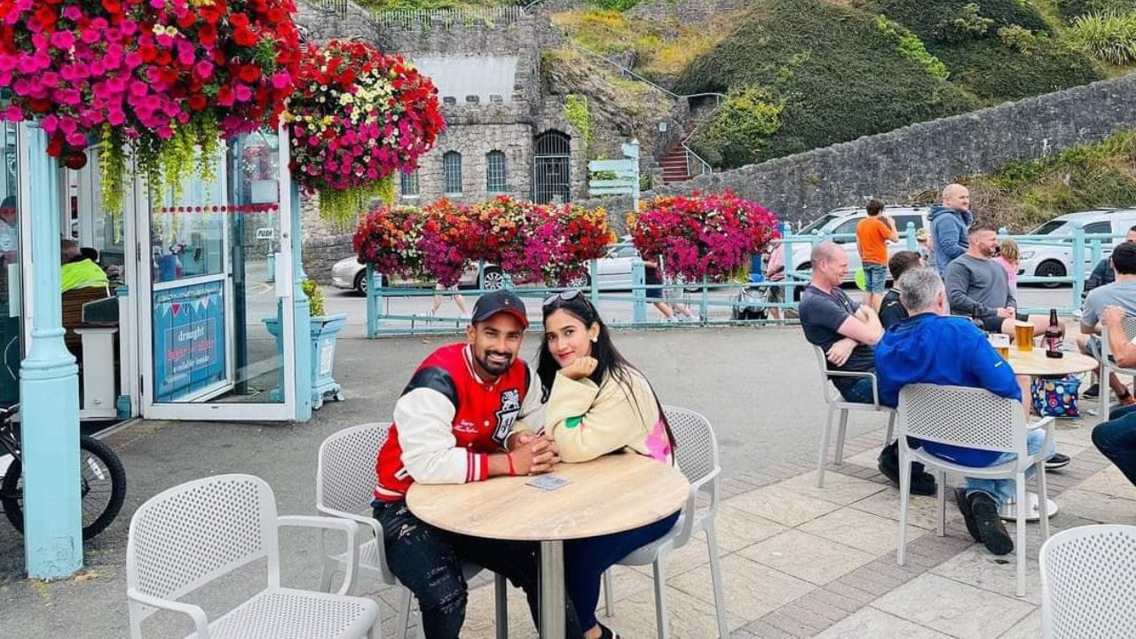 13 વર્ષની ઉંમરે લિટન દાસે 2007-08 સીઝનમાં બાંગ્લાદેશ અંડર-15 ટીમનું પ્રતિનિધિત્વ કર્યું. તે 2009 થી 2011 સુધી બાંગ્લાદેશ ક્રીરા શિખા માટે રમ્યો હતો. 2010-11માં, તેને અંડર-17 અને અંડર-19 ટીમ બંને માટે પસંદ કરવામાં આવ્યો હતો.