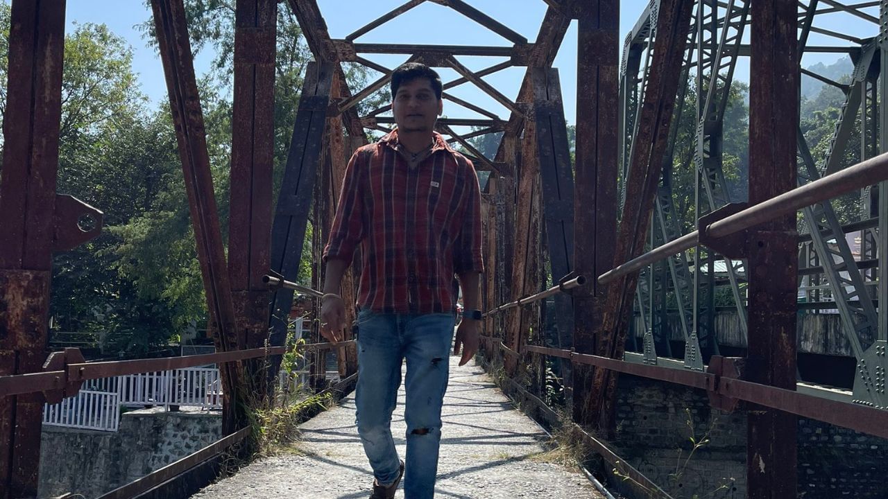 લકી બિષ્ટે ગુજરાતના મુખ્યમંત્રી તરીકેના કાર્યકાળ દરમિયાન નરેન્દ્ર મોદી માટે સુરક્ષા અધિકારી તરીકે સેવા આપી હતી. વર્ષ 2022માં લકી બિષ્ટનો હુસૈન ઝૈદી દ્વારા રિસર્ચ એન્ડ એનાલિસિસ વિંગ (RAW) માટે ગુપ્તચર સંસ્થા તરીકેના તેમના જીવન, કારકિર્દી અને અનુભવો વિશે ઇન્ટરવ્યુ લેવામાં આવ્યો હતો.