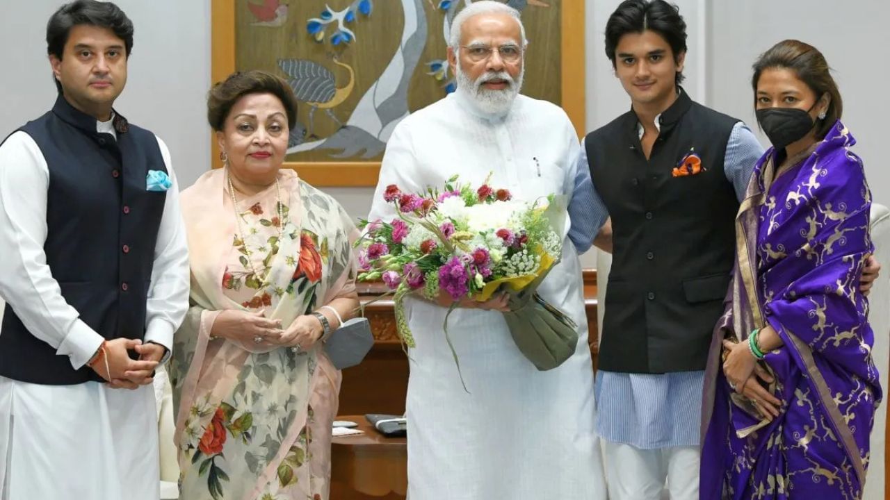 આ મહેલની એક કિંમતી સંપત્તિ છે. તેનો કુલ વિસ્તાર 1,24,771 ચોરસ ફૂટ છે. આ મહેલમાં અંદાજે 400 રુમ છે.જેમાંથી કેટલાકનો ઉપયોગ હજુ પણ સિંધિયા પરિવાર પોતાના અંગત ઉપયોગ માટે કરે છે.