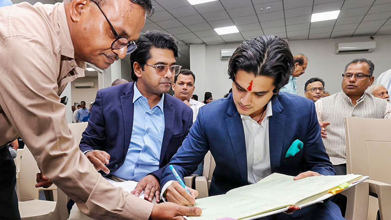 જ્યોતિરાદિત્ય સિંધિયાનો જન્મ 1 જાન્યુઆરી 1971ના રોજ મુંબઈમાં માધવરાવ સિંધિયા અને માધવી રાજે સિંધિયાને ત્યાં થયો હતો.  સિંધિયાનું શિક્ષણ મુંબઈની કેમ્પિયન સ્કૂલ અને દૂન સ્કૂલ, દેહરાદૂનમાં થયું હતું.