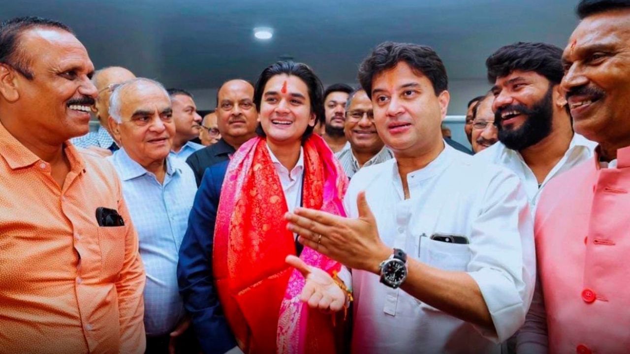 ત્યારબાદ તેમણે દિલ્હીની સેન્ટ સ્ટીફન્સ કોલેજમાં અભ્યાસ કર્યો. બાદમાં તેઓ હાર્વર્ડ યુનિવર્સિટીની અંડરગ્રેજ્યુએટ લિબરલ આર્ટ્સ કોલેજ હાર્વર્ડ કોલેજ ગયા, જ્યાં તેમણે 1993માં અર્થશાસ્ત્રમાં બીએની ડિગ્રી મેળવી.2001માં, તેમણે સ્ટેનફોર્ડ ગ્રેજ્યુએટ સ્કૂલ ઓફ બિઝનેસમાંથી બિઝનેસ એડમિનિસ્ટ્રેશનમાં માસ્ટર ડિગ્રી મેળવી હતી.