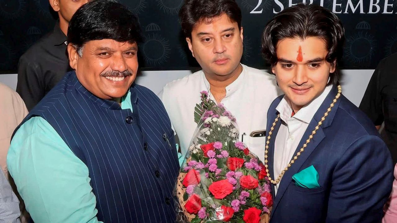 જ્યોતિરાદિત્ય સિંધિયા ગ્વાલિયર રજવાડાના છેલ્લા મહારાજા જીવાજીરાવ સિંધિયાના પૌત્ર છે. તેમના પિતા માધવરાવ રાજકારણી અને રાજીવ ગાંધીની સરકારમાં મંત્રી હતા. તેમની માતા, માધવી રાજે (કિરણ રાજ્ય લક્ષ્મી દેવી), નેપાળના રાજવી પરિવારમાંથી આવે છે. તેમના લગ્ન પ્રિયદર્શિની રાજે સિંધિયા સાથે થયા છે ,જેમણે મુંબઈની ફોર્ટ કોન્વેન્ટ સ્કૂલ અને પછી સોફિયા કોલેજમાં અભ્યાસ કર્યો હતો. 