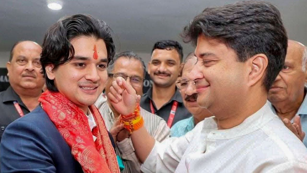 તમને જણાવી દઈએ  કે, સિંધિયા પરિવારમાં માધવરાવ સિંધિયાને ચાર બહેનો પદ્મા રાજે, યશોધરા, વસુંધરા અને ઉષા રાજે સિંધિયા છે. વસુંધરા રાજસ્થાનની મુખ્યમંત્રી રહી ચૂકી છે, તો બીજી તરફ માધવરાવના પુત્ર જ્યોતિરાદિત્ય ગુનાના સાંસદ પણ રહી ચૂક્યા છે.  