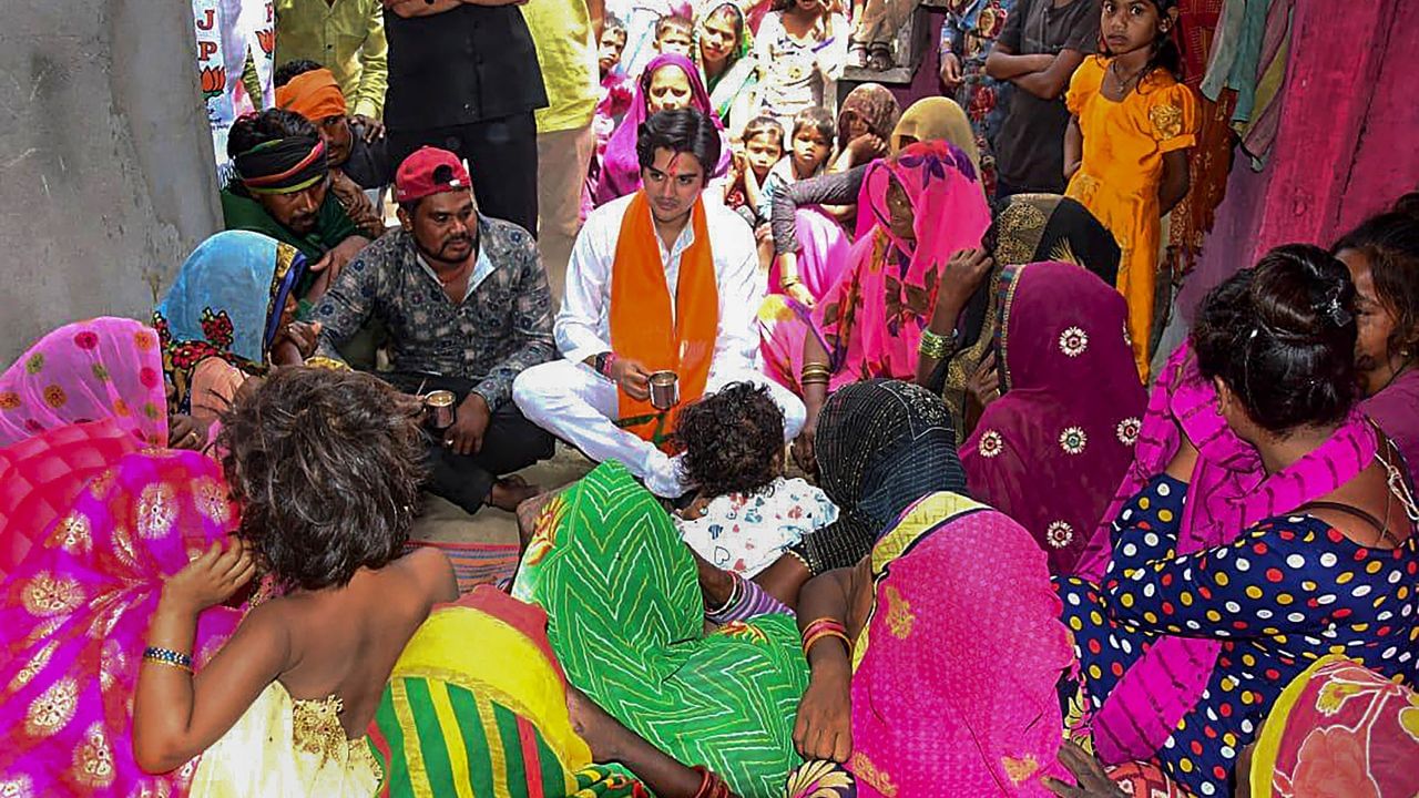 મહાઆર્યમાન સિંધિયાનો જન્મ 17 નવેમ્બર 1995ના રોજ થયો હતો. તેમણે પોતાનું પ્રારંભિક શિક્ષણ દૂન સ્કૂલ, દેહરાદૂનમાંથી કર્યું હતું. ત્યારબાદ તેઓ વિદેશ ગયા અને યેલ યુનિવર્સિટીમાંથી રાજકીય વિજ્ઞાન અને સરકારમાં સ્નાતકની ડિગ્રી મેળવી. ત્યારબાદ તેમણે લંડન સ્કૂલ ઓફ ઇકોનોમિક્સમાં અભ્યાસ કર્યો. મધ્યપ્રદેશમાં તેમને યુવરાજ તરીકે સંબોધવામાં આવે છે.