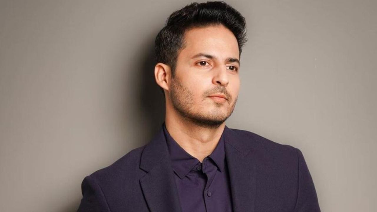 મલ્હોત્રા ગોત્ર અરોરા-ખત્રી સમુદાયનું છે, જે મુખ્યત્વે પંજાબ, હરિયાણા, દિલ્હી અને ઉત્તર પ્રદેશમાં કેન્દ્રિત છે. ઐતિહાસિક રીતે, મલ્હોત્રાઓને ખત્રી સમુદાયના સૂર્યવંશી ક્ષત્રિયો માનવામાં આવે છે અને તેમને ભગવાન રામના વંશજ તરીકે પણ ઉલ્લેખ કરવામાં આવે છે.