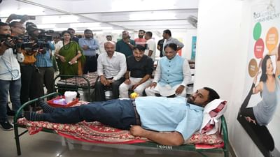 વડાપ્રધાન નરેન્દ્રભાઇ મોદીના જન્મદિવસ નિમિત્તે આજે રાજ્યના તમામ કર્મચારી મહામંડળ દ્વારા જુના સચિવાલય ખાતે નમો કે નામ રક્તદાન મેગા બ્લડ ડોનેશન કેમ્પનું આયોજન કરાયું હતું.