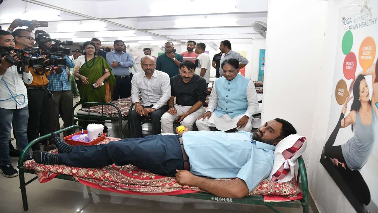 વડાપ્રધાન નરેન્દ્રભાઇ મોદીના જન્મદિવસ નિમિત્તે આજે રાજ્યના તમામ કર્મચારી મહામંડળ દ્વારા જુના સચિવાલય ખાતે નમો કે નામ રક્તદાન મેગા બ્લડ ડોનેશન કેમ્પનું આયોજન કરાયું હતું.