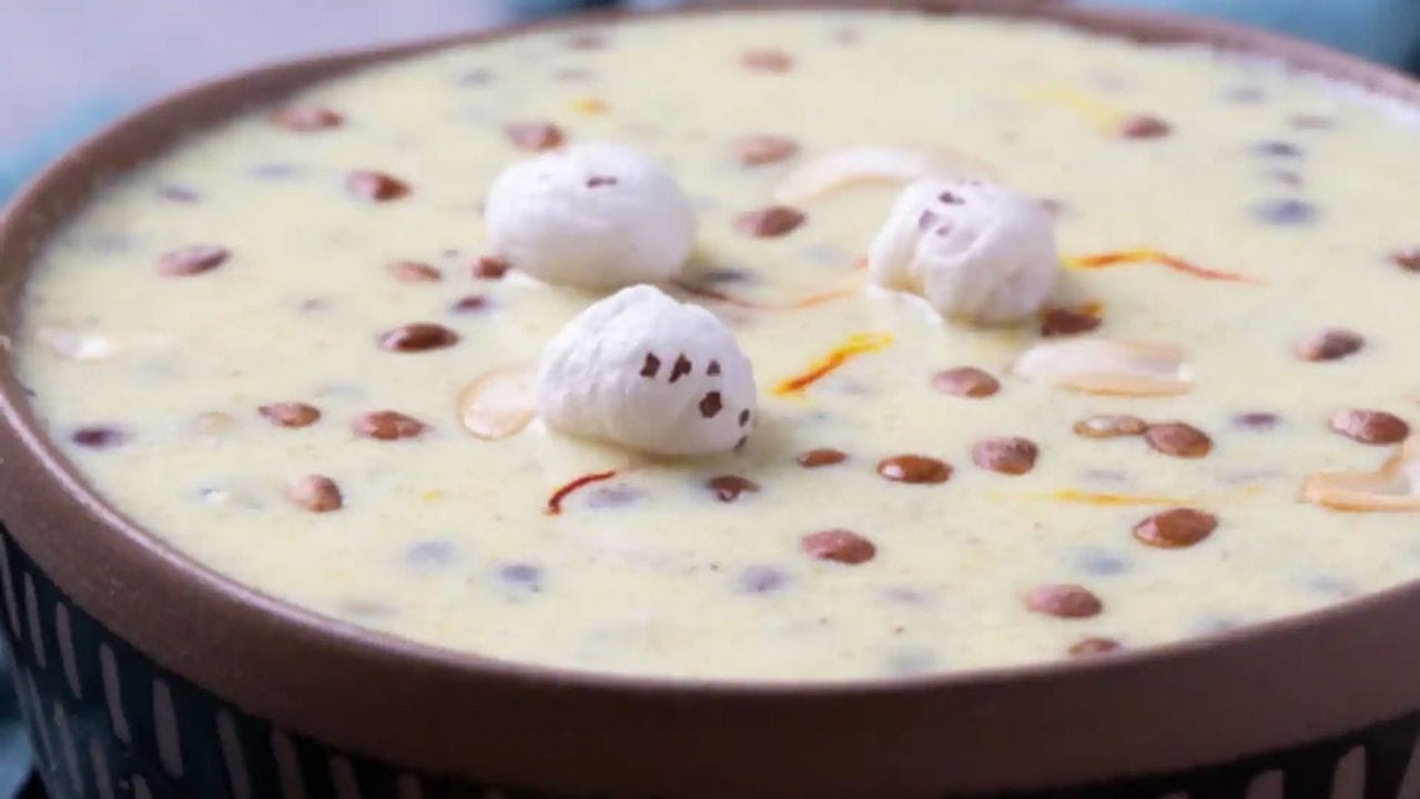 દૂધમાં હાજર કેલ્શિયમ અને ચારોળીમાં રહેલા ખનિજો હાડકાંને મજબૂત બનાવે છે અને સ્નાયુઓના કાર્યમાં સુધારો કરે છે. આ ઓસ્ટીયોપોરોસિસ જેવી સમસ્યાઓને રોકવામાં મદદ કરી શકે છે.