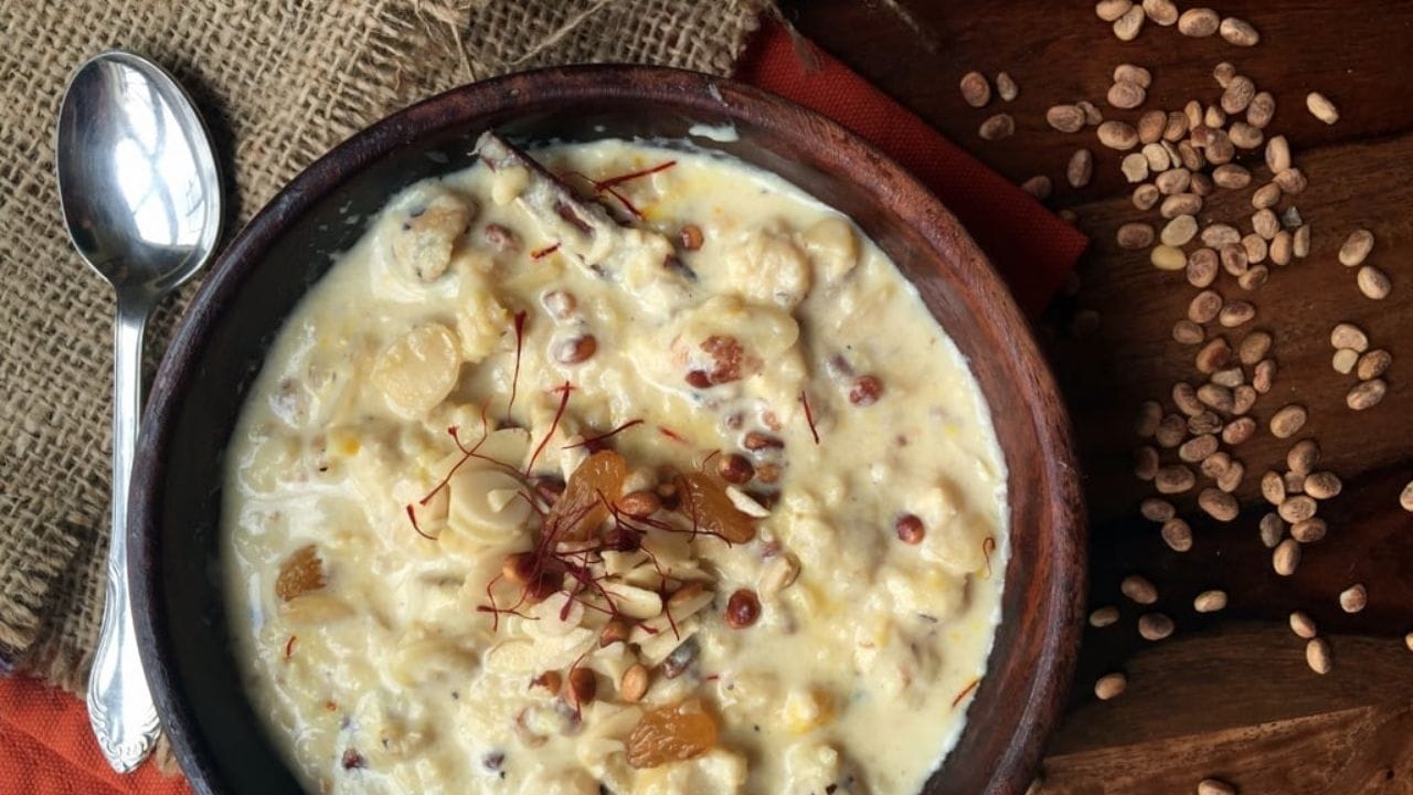 ચારોળીમાં રહેલા એન્ટીઑકિસડન્ટો અને દૂધમાં રહેલું લેક્ટિક એસિડ ત્વચાને સ્વસ્થ અને ચમકદાર રાખવામાં મદદ કરે છે. તે ત્વચાની ભેજ જાળવી રાખે છે અને કરચલીઓ ઘટાડી શકે છે.