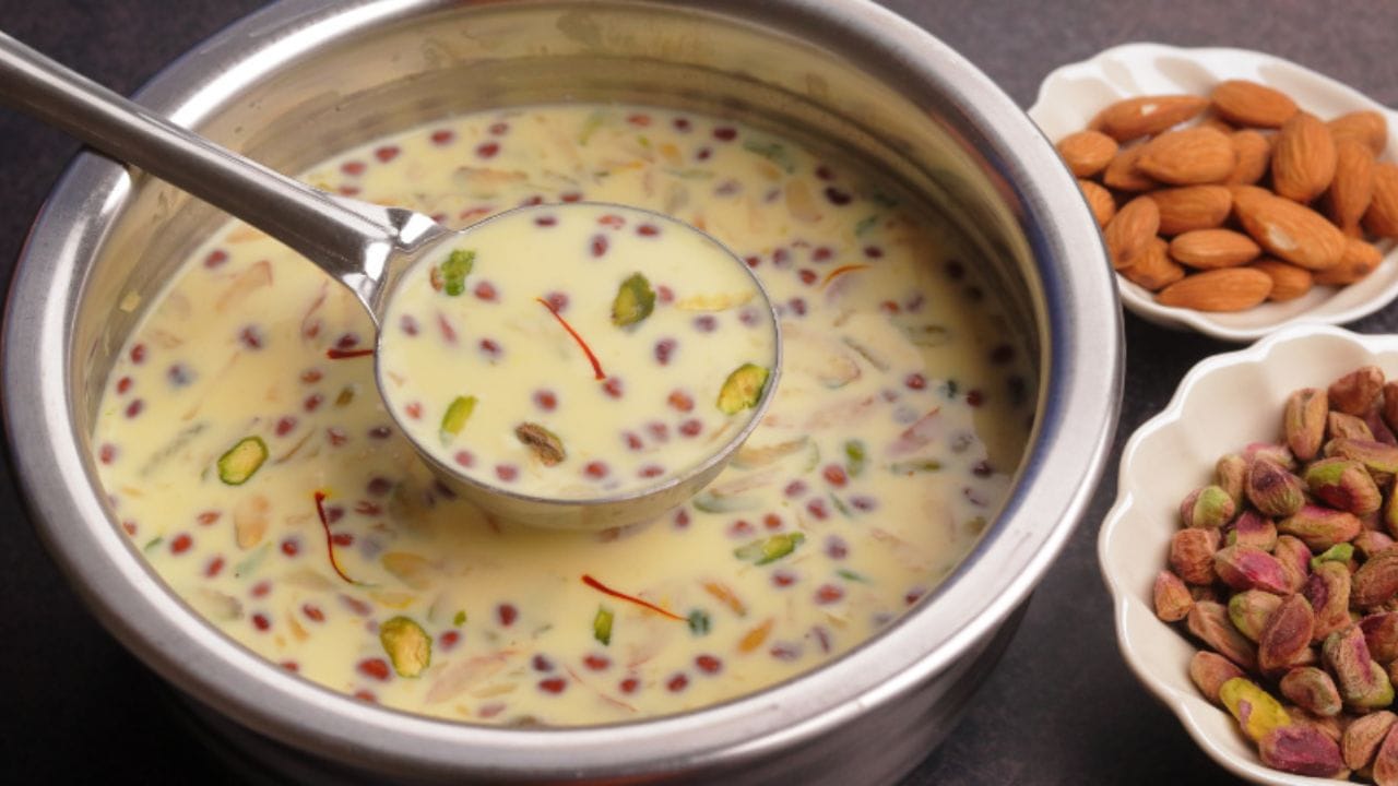 દૂધમાં ટ્રિપ્ટોફન હોય છે, જે ઊંઘને પ્રોત્સાહન આપે છે. ચારોળી સાથે તેનું સેવન તણાવ ઘટાડવા અને સારી ઊંઘ મેળવવામાં મદદરૂપ થઈ શકે છે.