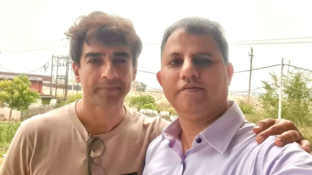 મિથુન મનહાસનો જન્મ 12 ઓક્ટોબર, 1979ના રોજ જમ્મુમાં થયો હતો. તેમણે મહાવીર જૈન ઉચ્ચતર માધ્યમિક શાળામાંથી 12મું ધોરણ પૂર્ણ કરતા પહેલા આરઆરએલ સ્કૂલ અને પ્રેઝન્ટેશન કોન્વેન્ટમાં અભ્યાસ કર્યો હતો