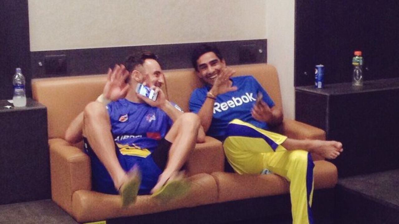 મન્હાસ બાળપણથી જ રમતગમતમાં એક્ટિવ હતો. તેના મામા પણ ક્રિકેટર હતા, અને મિથુન ક્રિકેટમાં કારકિર્દી બનાવવાનું સ્વપ્ન જોતો હતો.તમામ ફોર્મેટમાં લગભગ 15,000 રન બનાવ્યા છે. મિથુન મન્હાસ જમ્મુ અને કાશ્મીર ક્રિકેટ એસોસિએશન (JKCA) અને સ્થાનિક ક્રિકેટમાં સક્રિય ભૂમિકા નિભાવી ચૂક્યા છે.