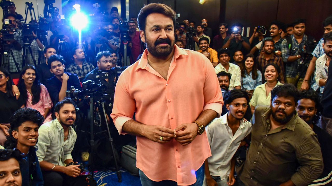 મોહનલાલે તેમના કરિયરમાં 400 થી વધુ ફિલ્મોમાં અભિનય કર્યો છે. તેમણે તેમના મિત્રો થિરાનોત્તમ સાથે મળીને એક ફિલ્મનું નિર્માણ કર્યું હતું. જોકે, બહુ ઓછા લોકો જાણે છે કે તેમણે છઠ્ઠા ધોરણમાં જ શ્રેષ્ઠ અભિનેતાનો એવોર્ડ મળ્યો હતો.  