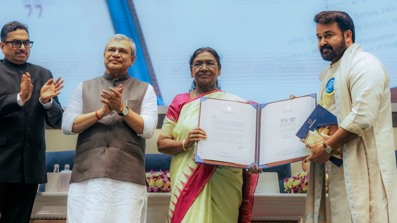  મોહનલાલના પિતા કેરળ સરકારમાં કામ કરતા હતા અને લૉ સેક્રેટરી હતા, જ્યારે તેમની માતા ગૃહિણી હતી.  