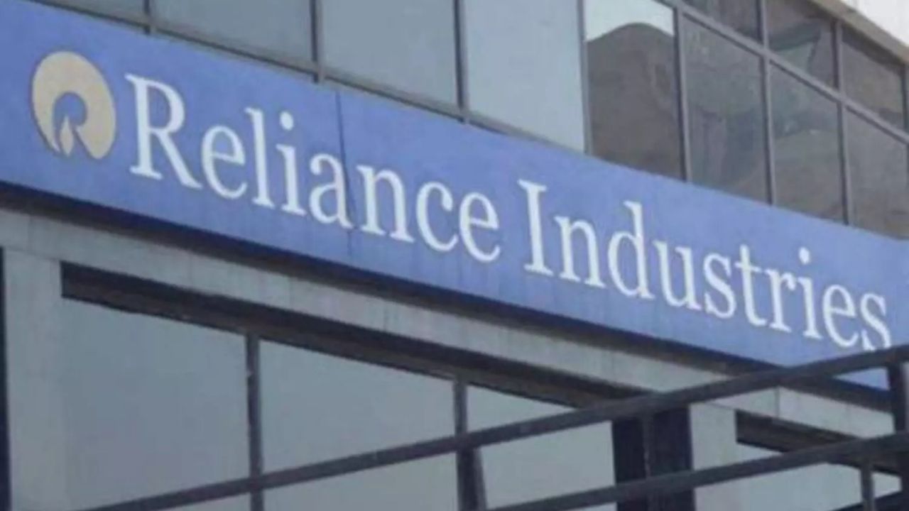 રિલાયન્સે છેલ્લા કેટલાક વર્ષોમાં ઘણી ગ્રાહક બ્રાન્ડ્સ પણ હસ્તગત કરી છે અને સાબુથી લઈને ઠંડા પીણાં સુધીની નવી સ્થાનિક બ્રાન્ડ્સ લોન્ચ કરી છે. આ પગલાંથી ભારતીય બજારમાં કંપનીનો પગ મજબૂત થયો છે અને ભવિષ્યમાં મોટા રોકાણો માટે માર્ગ મોકળો થયો છે. (નોંધ : અહીં આપવામાં આવેલી માહિતી ફક્ત આપની જાણકારી માટે છે. કોઇ પણ રોકાણ કરવા પહેલા નિષ્ણાંતોની સલાહ લેવી જરૂરી છે.)