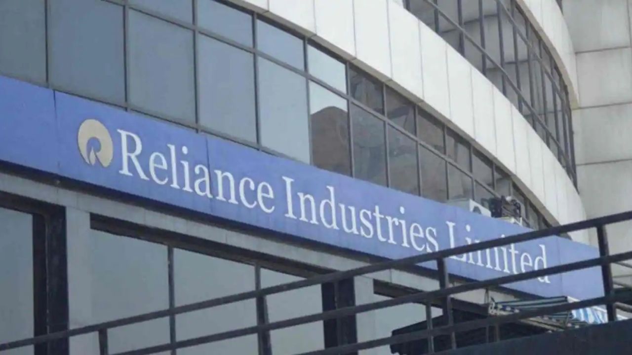 રિલાયન્સની ઓફરને સારો પ્રતિસાદ મળ્યો છે. રોકાણકારો પાસે ટોચની રેટેડ એસેટ-બેક્ડ સિક્યોરિટીઝમાં રોકાણ કરવાની તક છે. હાલમાં આ બજારમાં નોન-બેંકિંગ ફાઇનાન્શિયલ કંપનીઓનું વર્ચસ્વ છે. આ સોદો ભારતના સિક્યોરિટાઇઝેશન માર્કેટને પણ મજબૂત બનાવશે. મૂડીઝ રેટિંગ્સની પેટાકંપની ICRA અનુસાર, આ બજાર હજુ પણ નાનું હોવા છતાં, આ નાણાકીય વર્ષમાં (માર્ચમાં સમાપ્ત થતું) ₹2.5 લાખ કરોડના રેકોર્ડ સ્તરે પહોંચવાની અપેક્ષા છે.