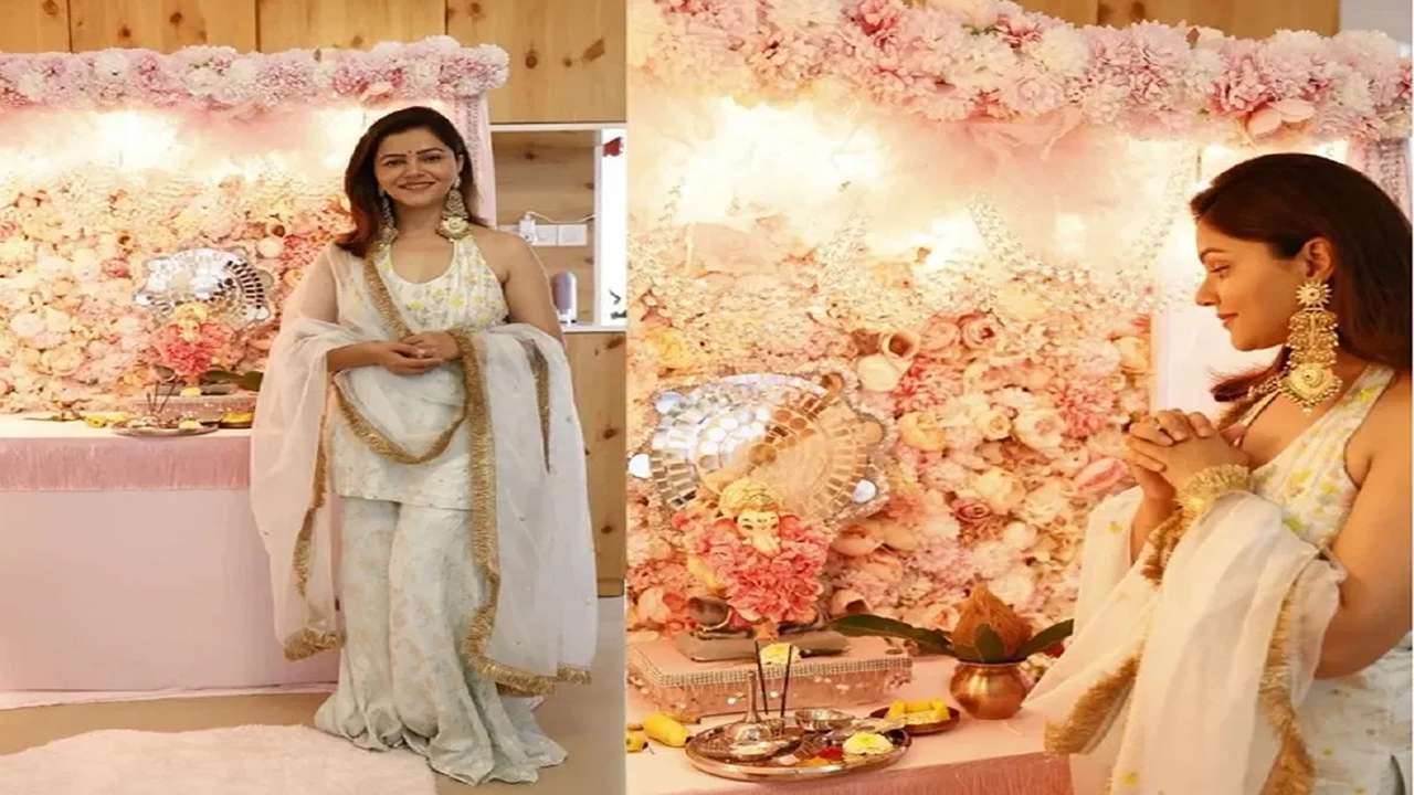 રૂબીના દિલેક: અભિનેત્રી રૂબીના દિલેક પણ ગણેશજીની ભક્ત છે. દર વર્ષની જેમ આ વર્ષે પણ રૂબીના પોતાના ઘરે બાપ્પાની મૂર્તિ લઈને આવી છે, જેના ફોટા તેણે સોશિયલ મીડિયામાં શેર કર્યા છે.