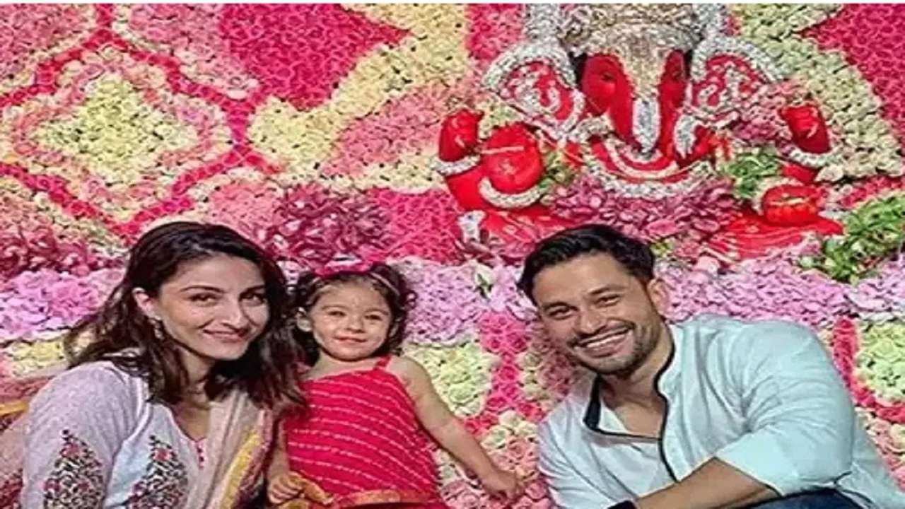 સોહા અલી ખાન: સૈફની બહેન, અભિનેત્રી સોહા અલી ખાન પણ ભગવાન ગણેશની મોટી ભક્ત છે. સોહા પોતાના ઘરમાં ભગવાન ગણેશની મૂર્તિ પણ સ્થાપિત કરે છે.