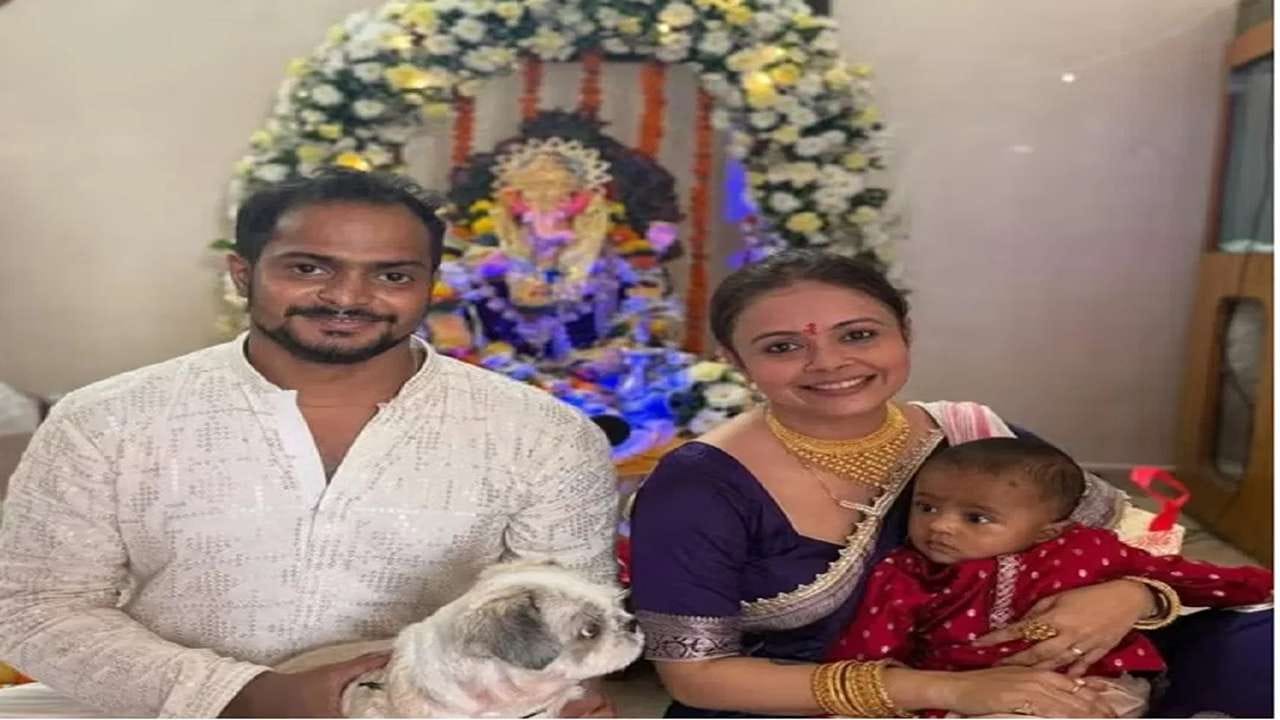 દેવોલીના ભટ્ટાચાર્ય: દેવોલીના ભટ્ટાચાર્યએ પણ તેના પતિ શાહનવાઝ અને પુત્ર જોય સાથે ગણેશ ચતુર્થી ઉજવી હતી. અલગ અલગ ધર્મના હોવા છતાં, દેવોલીના અને તેમના પતિ બંને એકબીજાના તહેવારો અને પરંપરાઓનું ખૂબ સારી રીતે પાલન કરે છે.