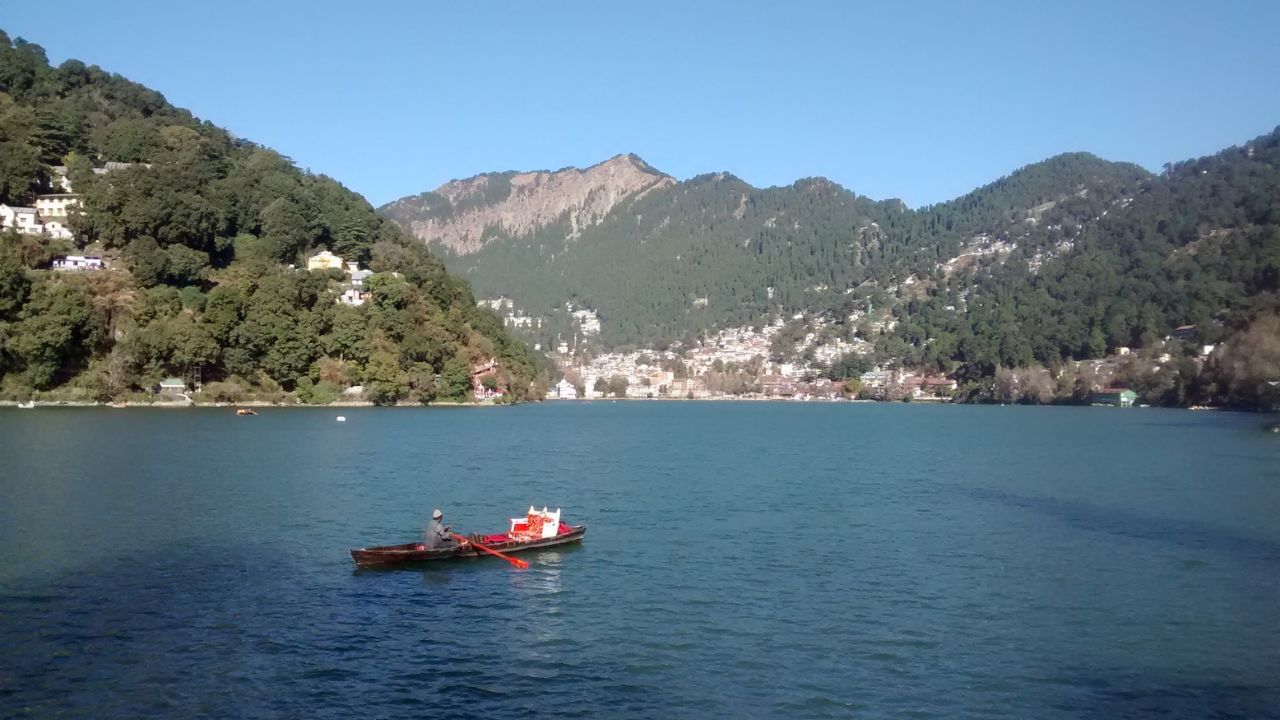 નૈનીતાલ શહેર બાહ્ય હિમાલયની કુમાંઉ પર્વતમાળામાં સમુદ્ર સપાટીથી લગભગ 1,938 મીટરની ઊંચાઈ પર વસેલું છે. તે પર્વતની ખીણમાં આવેલા પેરના આકારના તળાવની આસપાસ વિકસ્યું છે, જેનો પરિઘ લગભગ 2 માઈલ જેટલો છે. તળાવના આસપાસ ઊંચા શિખરો આવેલા છે. ઉત્તર દિશામાં નૈના શિખર (2,615 મીટર), પશ્ચિમમાં દેવપથ (2,438 મીટર) અને દક્ષિણમાં આયરપથ (2,278 મીટર). આ શિખરો પરથી દક્ષિણ તરફ નીચું મેદાન દેખાય છે, જ્યારે ઉત્તર તરફ પર્વતમાળા અને હિમાચ્છાદિત હિમાલયના વિશાળ અને સુંદર દૃશ્યો નજરે પડે છે. (Credits: - Wikipedia)