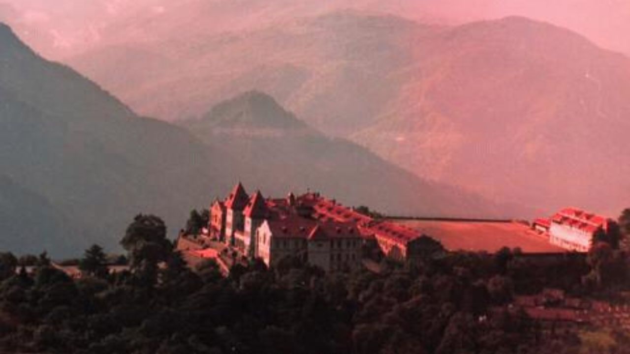 એંગ્લો-નેપાળી યુદ્ધ (1814-1816) બાદ, કુમાઉ ટેબરીઓ બ્રિટિશ શાસન હેઠળ આવ્યા. નૈનીતાલ હિલ સ્ટેશન તરીકે 1841માં વિકસ્યું, જ્યારે શાહજહાંપુરના ખાંડના વેપારી પી. બેરોન દ્વારા અહીંનું પહેલું યુરોપિયન ઘર, પિલગ્રિમ લોજનું નિર્માણ કરવામાં આવ્યું હતું. (Credits: - Wikipedia)