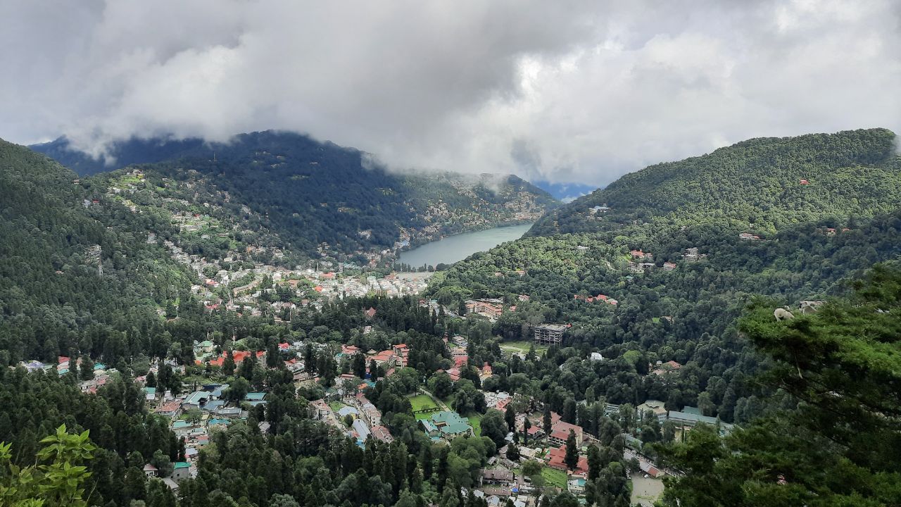 માન્યતા મુજબ, નૈનિતાલ તળાવનો સંબંધ 64 શક્તિપીઠ સાથે છે. શક્તિપીઠો એવા પવિત્ર સ્થળો માનવામાં આવે છે જ્યાં દેવી સતીના શરીરના વિવિધ અંગો પડ્યા હતા જ્યારે ભગવાન શિવ તેમને લઈ જઈ રહ્યા હતા. કહેવાય છે કે આ તળાવના સ્થાને સતીની આંખો  પડી હતી, તેથી તેને “નૈનીતાલ” એટલે કે “આંખોનું તળાવ” કહેવામાં આવે છે. આ તળાવની ઉત્તર તરફ નૈના દેવી ના મંદિર ખાતે શક્તિની ઉપાસના કરવામાં આવે છે. (Credits: - Wikipedia)