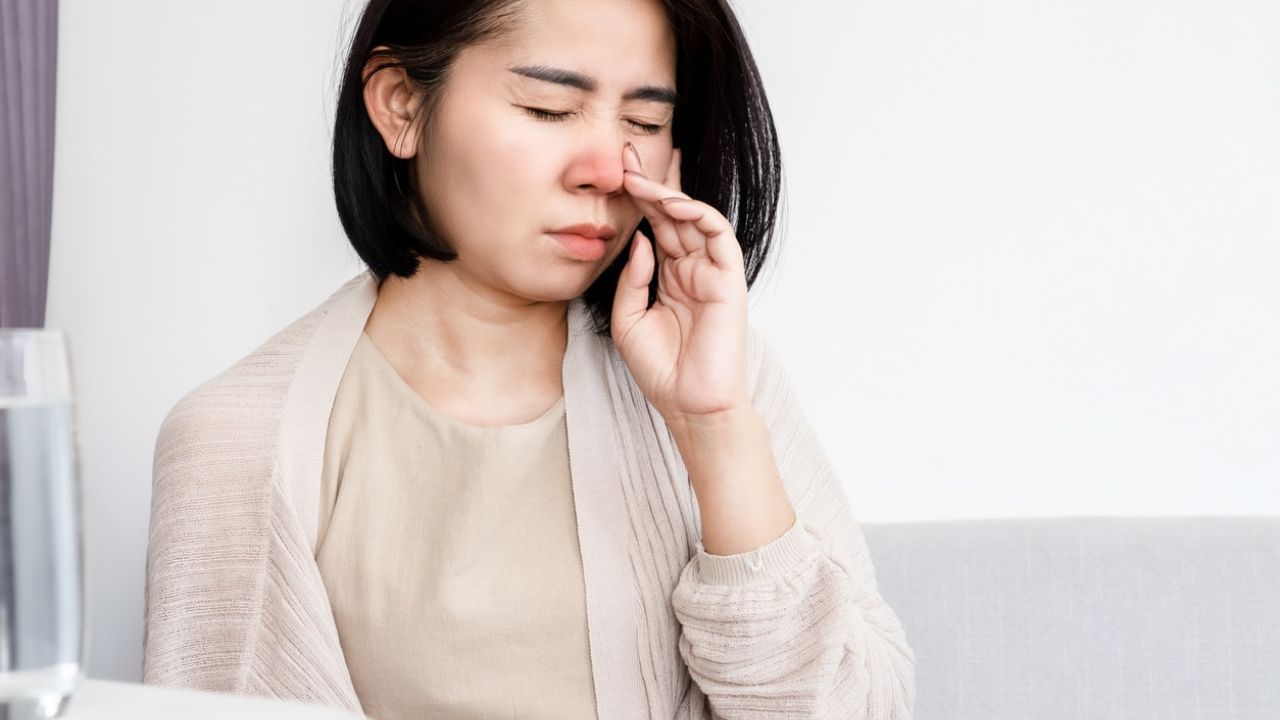 શરીરને હાઇડ્રેટેડ રાખો: હાઇડ્રેશનનો અભાવ પણ બંધ નાકનું કારણ બની શકે છે. તેથી શરદી દરમિયાન તમે દિવસભર કેટલા પ્રવાહીનો ઉપયોગ કરો છો તેના પર ધ્યાન આપો. હાઇડ્રેટેડ રહેવાથી શરદી ઝડપથી ઓછી થઈ શકે છે અને બંધ નાકમાંથી રાહત મળી શકે છે.
