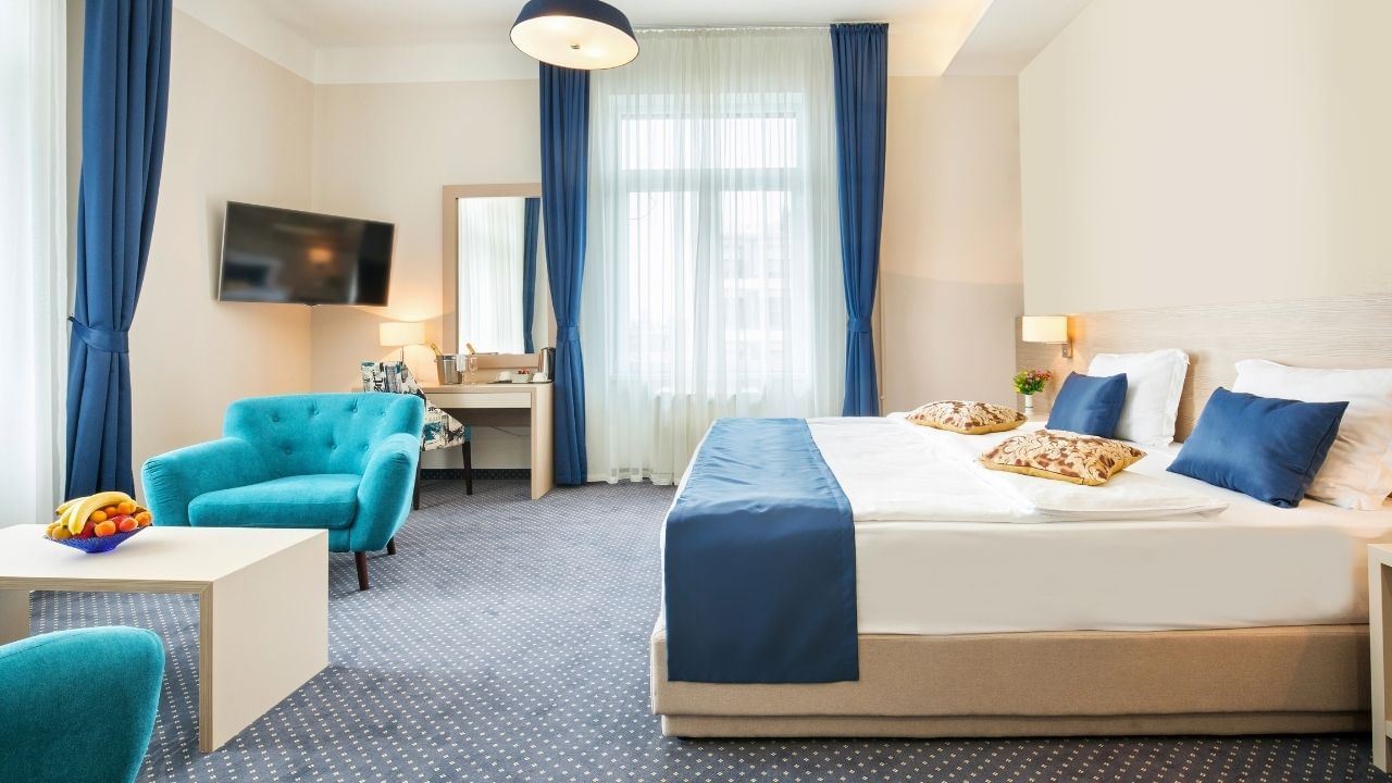 રામાડા જેવા બ્રાન્ડના માલિક, વિન્ડહામ હોટેલ્સ એન્ડ રિસોર્ટ્સના યુરેશિયા માર્કેટના મેનેજિંગ ડિરેક્ટર રાહુલ મકરીયોસે જણાવ્યું હતું કે ભારતનો પ્રવાસ અને આતિથ્ય ક્ષેત્ર મજબૂત રીતે વિકસી રહ્યો છે, અને GST સુધારો યોગ્ય સમયે આવ્યો છે.