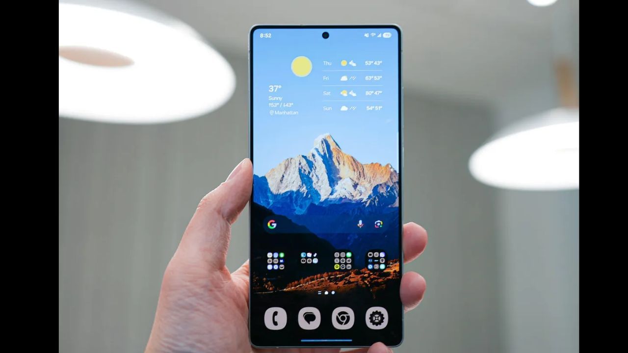 નકલી વસ્તુઓ બિલકુલ અસલી જેવી જ દેખાય છે, પરંતુ ગુણવત્તા, ટકાઉપણું અને સલામતીની દ્રષ્ટિએ, તે અસલીની નજીક ક્યાંય નથી. ઘણી વખત ગ્રાહકોને મોટી બ્રાન્ડના નામે છેતરવામાં આવે છે અને તેમને નકલી વસ્તુઓ મળે છે. તેમા પણ ખાસ કરીને ફોન. જો તમે ફોન ખરીદવા જાવ કે સેલમાં ફોન ખરીદો તો તે પહેલા તે ફોન અસલી છે કે નકલી તે અંગે જાણવું જરુરી છે નહીં તો તમારા પૈસાની બરબાદી થઈ શકે છે.