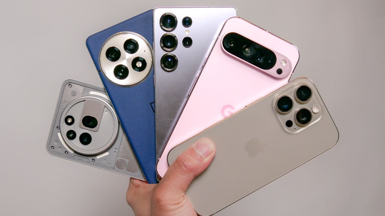 આજકાલ બજાર તમામ પ્રકારના પ્રોડક્ટ ડ્યુબલીકેટ મળવા લાગી છે. પછી ભલે તે બ્રાન્ડેડ જૂતા હોય, કપડાં હોય, ઘડિયાળો હોય, સૌંદર્ય પ્રસાધનો હોય, ઇયરબડ્સ હોય કે પછી સ્માર્ટફોન પણ હોય. ઘણી વખત સેલના ચક્કરમાં લોકોને નકલી ફોન પણ પકડાવવામાં આવ્યા છે.