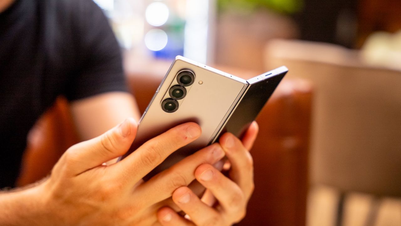 કવર વિના ફોનનો ઉપયોગ કરવાથી ફોનનો લુક વધારે સરસ લાગે છે. તે ફોનને અટ્રેક્ટિવ બનાવે છે, અને તે ફોનની ડિઝાઇનને પણ શો કરે છે. (ફોટો ક્રેડિટ-Samsung)