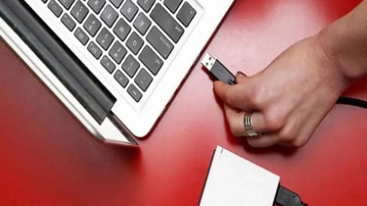 લેપટોપ બેટરી પર અસર: જો તમારું લેપટોપ બેટરીથી ચાલી રહ્યું હોય અને તમે તેનાથી ફોન ચાર્જ કરો છો, તો તેની બેટરી પણ ઝડપથી ડિસ્ચાર્જ થવા લાગશે. એટલું જ નહીં, તે લેપટોપની બેટરી લાઇફ પણ ઘટાડી શકે છે.